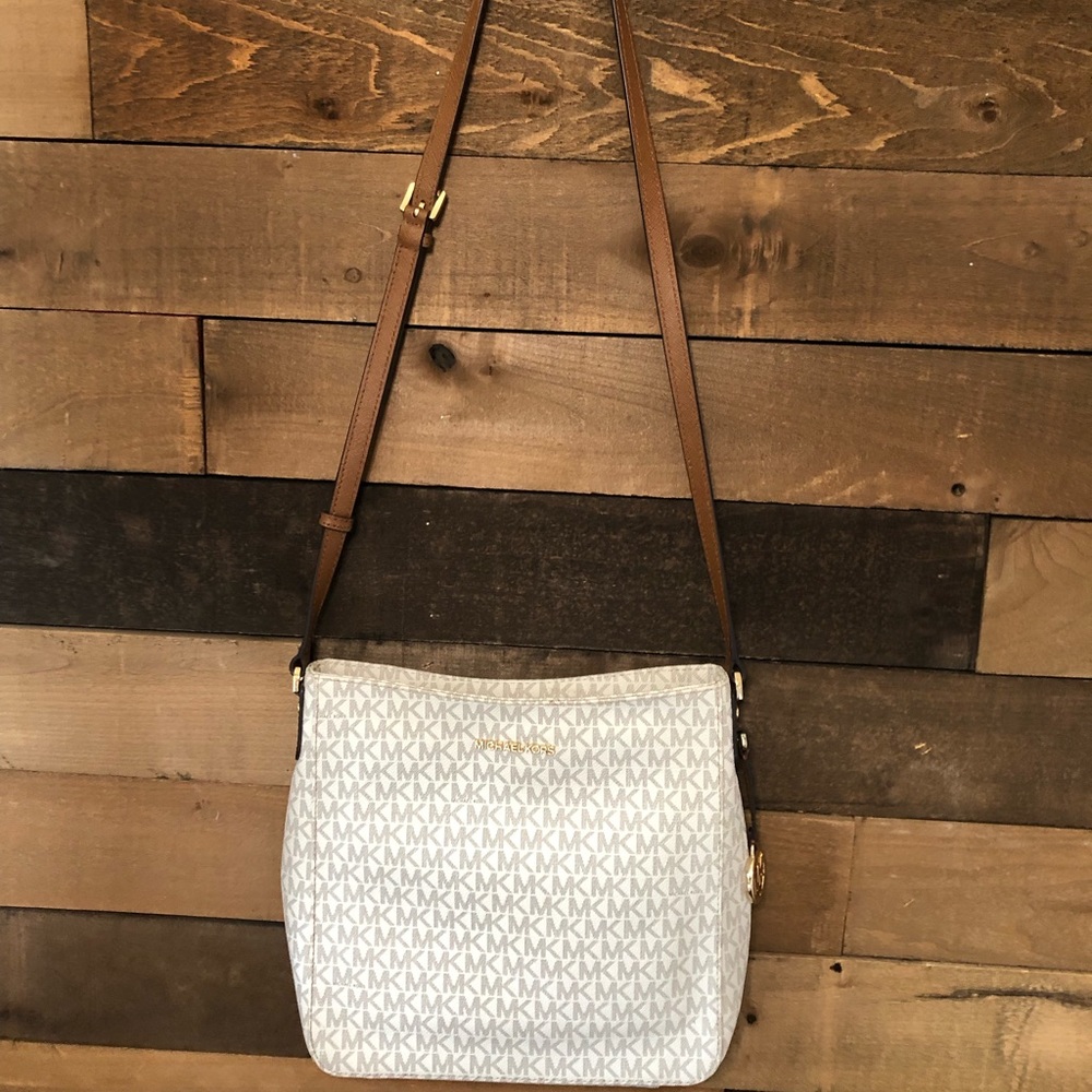 Michael kors purse. Almost new tags still attached purchased and never used.